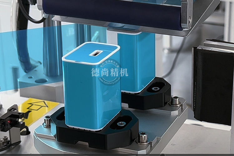 你怎么還在用人工貼膜呀！快來看看這款（充電器頭自動貼膜機）